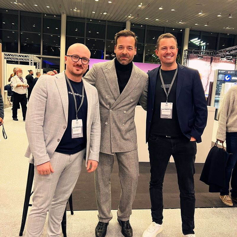 Christoph Weingärtner (rechts) mit Anton Kroisant von Memberspot (links) und Jack Nasher (Mitte) auf einer Messe